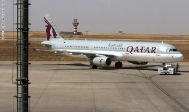 الخطوط الجوية القطرية تخدع المفصولين تعسفيًّا وتطالبهم بسداد تكاليف تدريبهم