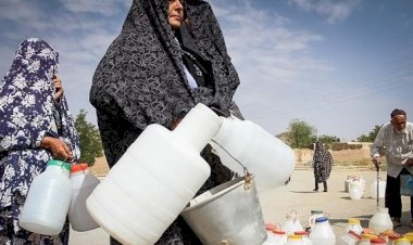 مُعانَاة الإيرانيين مع أزمة الفقر المائي.. يسيرون 4 ساعات للحصول على مياه الشرب!