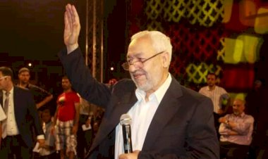 قوارب المهاجرين تعمق أزمة رئيس تونس مع حركة النهضة