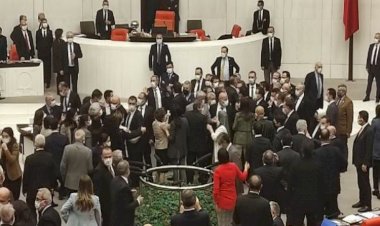 شجار وعنف واشتباك بالأيدي بين نواب البرلمان التركي يتسبب فيه وزير داخلية أردوغان