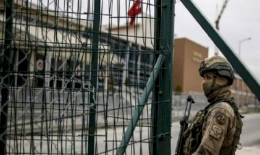 طفلة ورضيع ينتظران دورهما بسجن تركي في إسطنبول