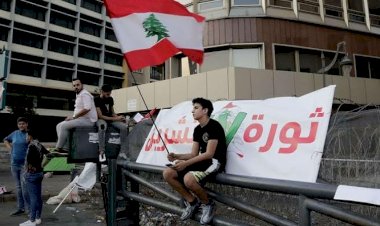 الغضب اللبناني يشتعل.. إغلاق مداخل بيروت احتجاجًا على تردي الأوضاع المعيشية