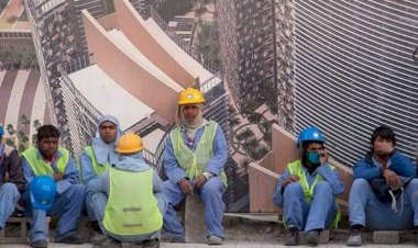 بعد تأخُّر رواتبهم .. آلاف العمال الأفارقة يفترشون الحدائق في الدوحة