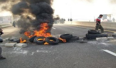 أزمة أصابت اللبنانيين باليأس.. المواطنون يغلقون الشوارع بعد نفاد الوقود