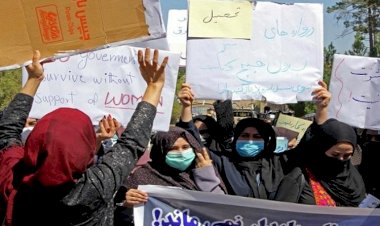 تجدد الاحتجاجات النسائية في أفغانستان.. وطالبان تقمع الصحافة لمنع تداولها