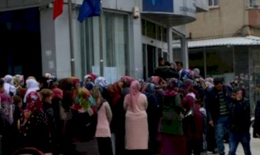 آلاف الأتراك في طوابير لأجل الحصول على الخبز رغم ارتفاع أسعاره والطقس السيئ