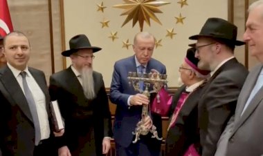 وفد حاخامات المجتمع اليهودي يهدي أردوغان هدية خاصة.. والرئاسة التركية تتكتم على اللقاء