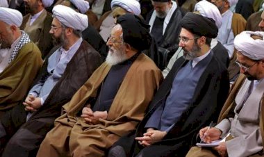 صدام مع رجال الدين.. شعب إيران يبصقون في وجوه الملالي ويرفضون ركوبهم التاكسي