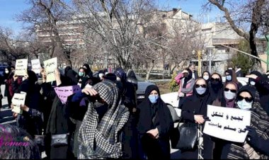 تلفيق اتهامات واعتقالات.. المعلمون الإيرانيون يواصلون احتجاجاتهم