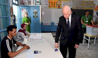 دستور جديد.. كيف صفع الشعب التونسي تنظيم الإخوان؟.. محللون يجيبون