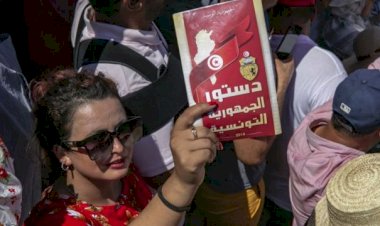 تونس.. بعد نجاح الاستفتاء ما هي الخطوة القادمة لـ قيس سعيد؟ خبير قانوني يجيب