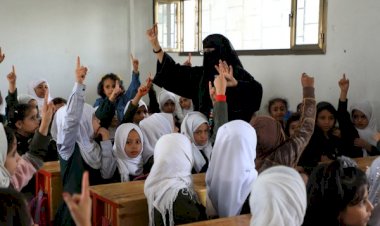 خبراء يمنيون يكشفون: كيف تسير الحوثي على خطى طالبان في تقييد النساء؟