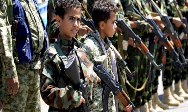 الحوثي يعلن بَدْء الدراسة قبل شهر ونصف من موعدها.. ما علاقة ذلك بتجنيد الأطفال؟