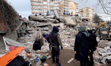 بسبب الفقر والكارثة المدمرة.. ناجون من زلزال تركيا ينبشون الأنقاض بحثًا عن الذهب