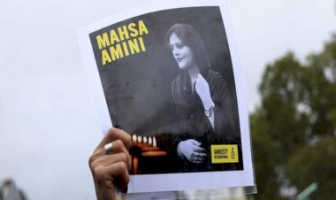 الشرطة الإيرانية تلاحق مراهقات لنشرهن رقصة تيك توك في أحد شوارع طهران