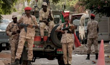 تطورات الأوضاع في السودان.. 420 قتيلا حصيلة الاشتباكات وأمريكا تجلي رعاياها