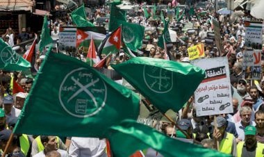 محلل يكشف حالة الصراع التنظيمي تحتدم بين الجبهتين في الإخوان