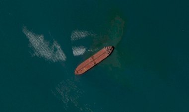 أسوشيتيد برس: سفن النفط المختفية ترسو بالقرب من قاعدة بحرية إيرانية