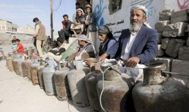 محلل يمني: الحوثي يفرض حصاراً خانقاً على أبناء الشعب ويزيد من معاناتهم الاقتصادية
