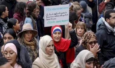 قمع للحرية أم منع للتمييز.. فرنسا تثير الجدل بين الجاليات العربية بعد منع ارتداء العباءات