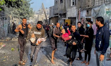 دمار وفوضى.. إسرائيل تجبر سكان غزة على الفرار مرة أخرى باتجاه مربع صغير للغاية