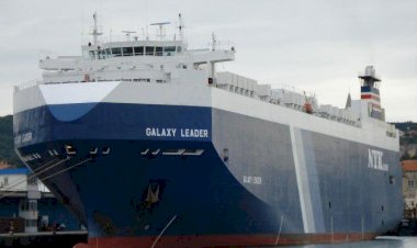 مصير مجهول.. ماذا ينتظر طاقم السفينة المُختطف لدى الحوثيين؟