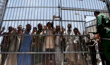 أكثر من 350 جريمة.. الحوثي يصفي خبيرًا تربويًا بالسجون ويمنيون ينتفضون