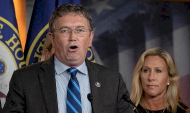 توماس ماسي سياسي أميركي معارض مهددا بالاقالة .. لماذا؟