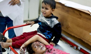 وسط النار والدمار.. أطفال فلسطين يدفعون ثمن ويلات الحرب ويبحثون عن المأكل