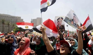 كيف أشهر الشعب المصري الكارت الأحمر ضد الإخوان في يوليو 2013؟