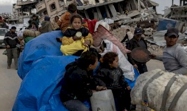 الهروب في الظلام.. فلسطينيون يفرون تحت القصف بحثًا عن أمان مفقود