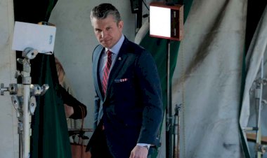 معركة البيت الأبيض.. كيف أفلت والتز من الإقالة بسبب سيغنال غيت؟