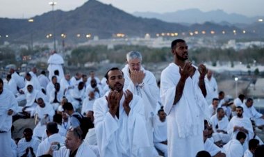 مئات الآلاف على صعيد عرفات في مشهد إيماني مهيب