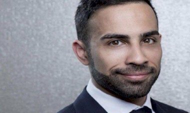 من هو علي الديلمي؟.. أول بحريني يقتنص جائزة توني للمسرح العالمي