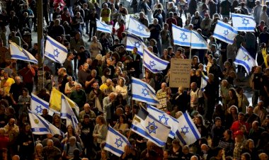 قوارب الغضب.. عائلات الرهائن تبحر نحو غزة.. احتجاجات عائمة تهز القرار السياسي الإسرائيلي