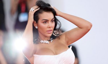 إطلالة جورجينا تخطف الأنفاس في فينيسيا.. وخاتم رونالدو الماسي نجم السجادة الحمراء