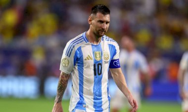 لحظة مؤثرة.. بكاء ليونيل ميسي بعد إعلان اعتزاله كرة القدم