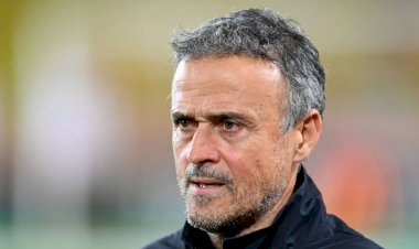 حادث دراجة يتسبب في إصابة لويس إنريكي بكسر في الترقوة