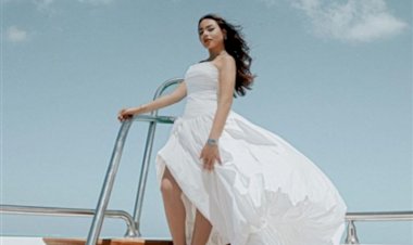 أسما إبراهيم تودّع الصيف بإطلالة بحرية فاخرة