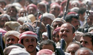 محلل يمني: تصعيد الحوثي ضد السفن الأمريكية يجر اليمن إلى صراع دولي خطير