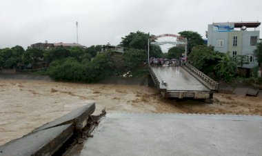 إنقاذ المرضى وسط السيول.. الفيضانات تجتاح مستشفى في فيتنام