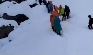 عاصفة ثلجية تحاصر 900 شخص قرب جبل إيفرست في الصين