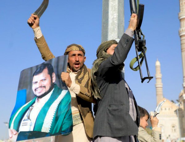 محللون: الحوثي يجر اليمن إلى صراعات لا طائل منها ويخدم أجندات خارجية