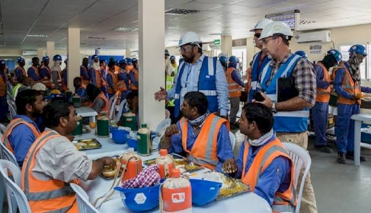 الجارديان: انتقادات دولية حادة لقطر بسبب أجور عُمّال كأس العالم