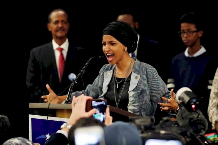 طالب نواب أميركيون بطردها من مجلس النواب.. من هي إلهان عمر؟