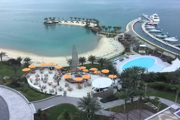 عَبْر الأكاذيب والتهديدات.. كيف تحاول قطر السيطرة على جزيرة الحوار البحرينية؟