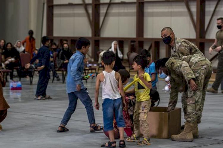 توقفت الخدمات وتصاعدت أزماتهم.. القلق يجتاح اللاجئين الأفغان في قطر