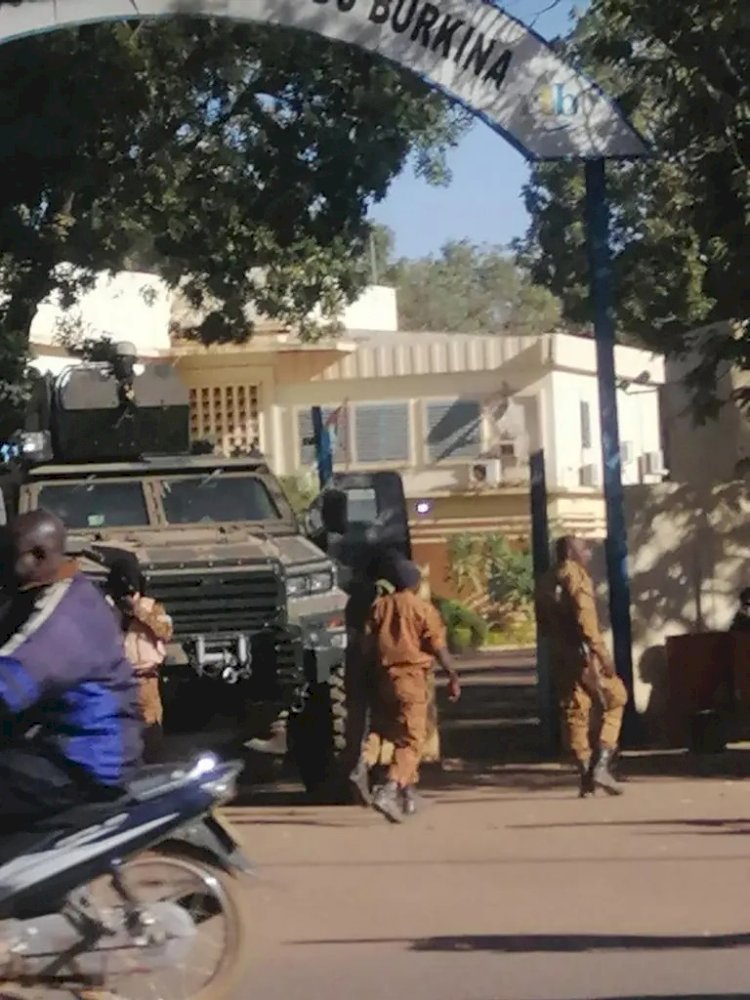 توتُّر عسكري واحتجاز الرئيس.. هل تشهد بوركينا فاسو انقلابًا عسكريًا؟