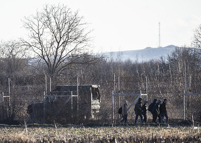 غضب دولي بعد العثور على 92 مهاجرًا عاريًا على الحدود التركية اليونانية