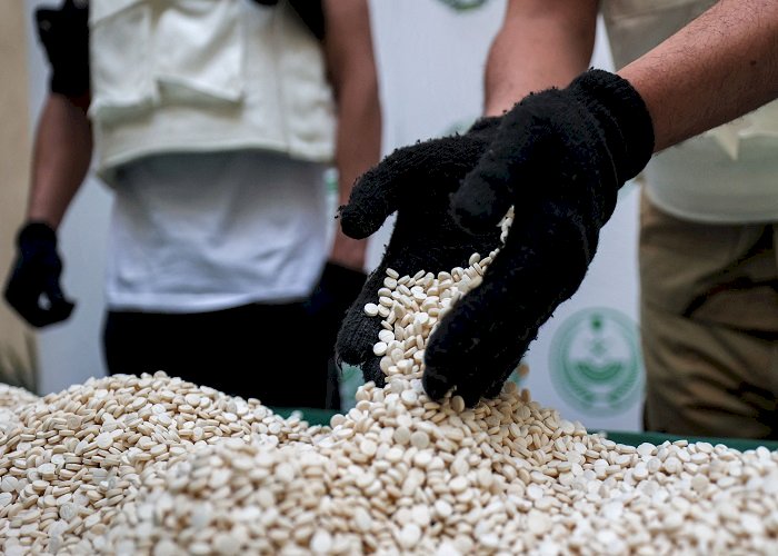 بعد فشل مخطط الحرب الأهلية والفوضى.. هل يلجأ حزب الله للمخدرات لإسقاط سوريا؟